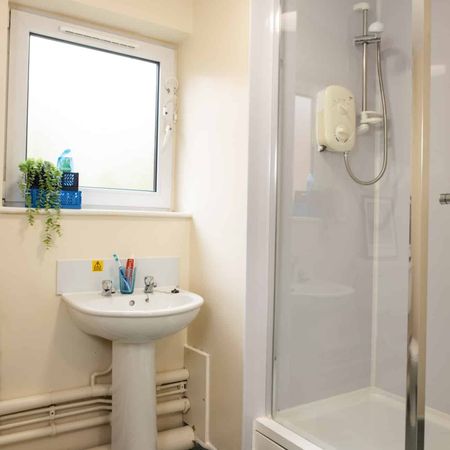 Standard Plus (Shared Bathroom) - Photo 5