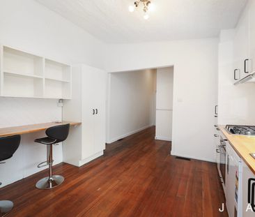 Timeless Appeal and Modern Comfort in a Private Setting - Photo 1