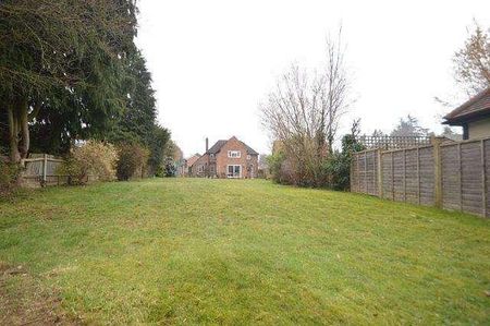 Bedroom Detached House In Milford, GU8 - Photo 4