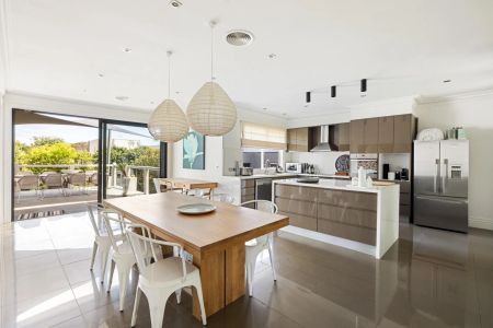 Renovated Family Home in Prime location - Photo 4