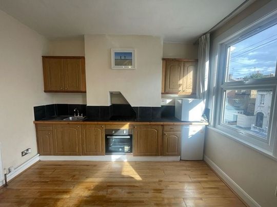 2 Bed Flat, Harbut Road, SW11 - Photo 1