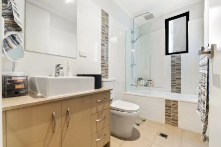 Luxurious Townhouse Living – Prime Sandgate Location - Photo 3
