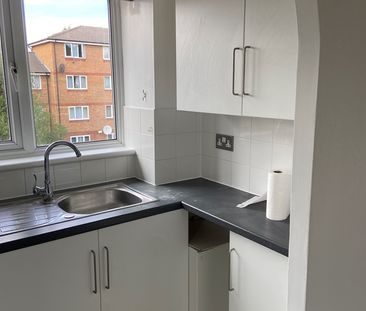 Studio Flat, Goodmays, IG3 - Photo 4