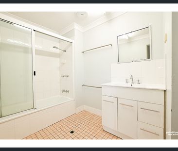 CENTRAL 3-BEDROOM RESIDENCE - Photo 6