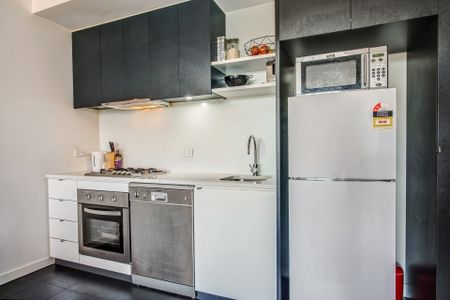 Stylish Two-Bedroom Apartment with Modern Amenities in a Prime Location - Photo 3