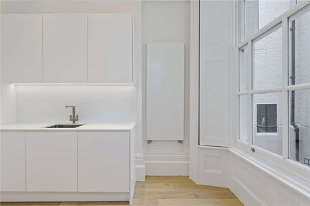 An impressive two bedroom duplex flat occupying the raised ground and lower ground floors of a Victorian house on Lancaster Gate - Photo 5