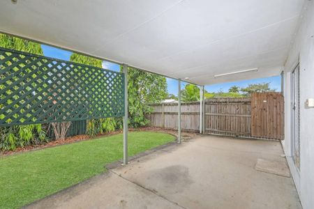 Fantastic Fully Air Conditioned Villa - Garage with Remote - Photo 3