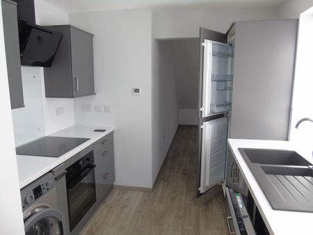 2 bedroom semi-detached house to rent - Photo 5
