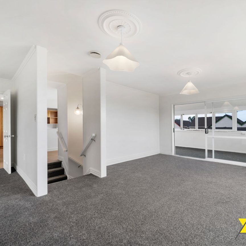 Stunning 3-Bedroom Home with Harbour Views in Prime Hobsonville Location - Photo 1