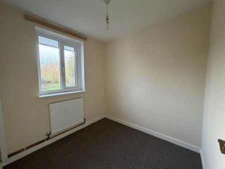 4 bedroom semi-detached house to rent - Photo 3