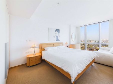 A bright 2 bedroom apartment situated on the 19th floor of this prestigious dockside development located close to the heart of Canary Wharf's business district. - Photo 5