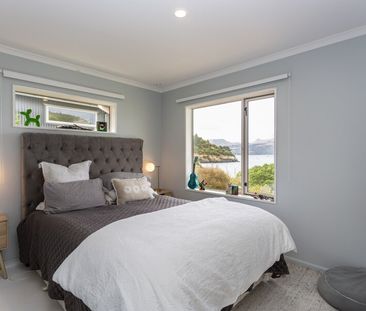 Lovely 4 Bedroom Family Home with Exceptional Views! - Photo 1