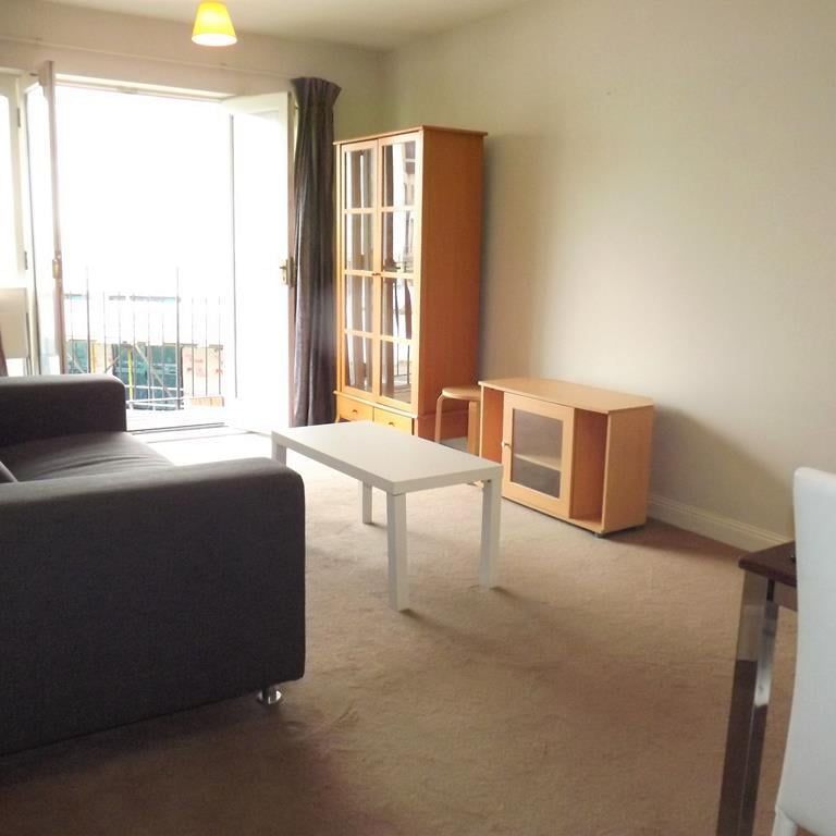 Spacious one bedroom flat with secured parking | To Let | Balcony | Separate kitchen | Webber Street | Southwark | SE1 - Photo 1