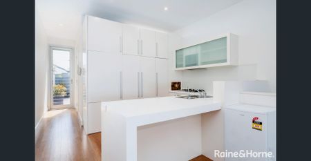 Simply Irresistible! - City Living at its best - Photo 5