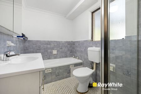 Spacious Two-Bedroom Apartment with Garage in Prime Ashfield Location - Photo 5