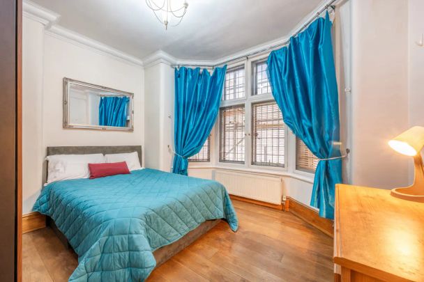 2 bedroom flat in London - Photo 1