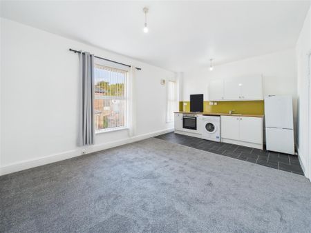 1 bedroom Flat to rent - Photo 2