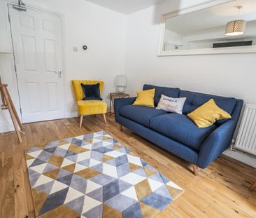 Spacious communal areas, with large drive and established garden - Photo 6