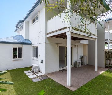 BEAUTIFUL REFRESHED TOWN-HOUSE OVERLOOKING QUIET CONSERVANCY IN MAN... - Photo 4