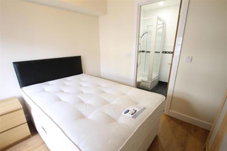 3 bedroom apartment to rent - Photo 5