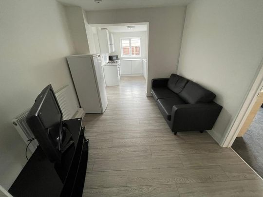 5 bedroom semi-detached house to rent - Photo 1