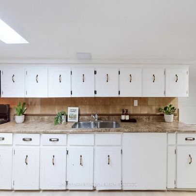 297 Palmerston Boulevard town house — Toronto, ON (1-Bedroom) - 1 Bedroom - Photo 1