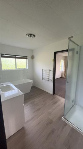 Spacious Lynmore Home + Self-Contained Unit - Lynmore - Photo 4