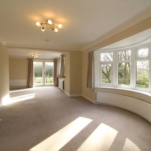 4 bedroom detached bungalow to rent - Photo 2