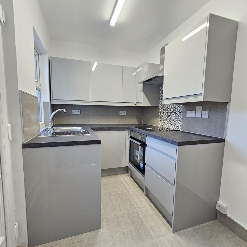 Newly refurbished 2 Bed Terrace house - Photo 1