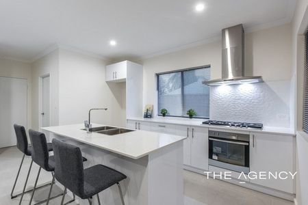 Two storey 4 bedroom - Photo 3