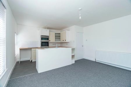 3 bedroom flat to rent - Photo 4