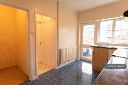 3 bedroom semi-detached house to rent - Photo 5