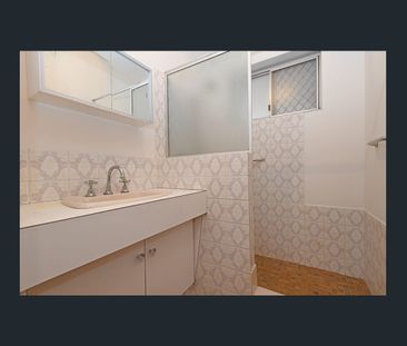 NEATLY PRESENTED GROUND FLOOR UNIT - Photo 4
