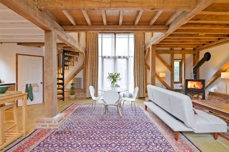 Superb converted barn with an idyllic private garden set in a beautiful private and secure estate. - Photo 2