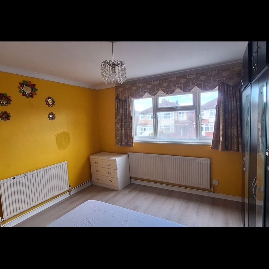 1 Bed End Terrace, Wood End Way, UB5 - Photo 1