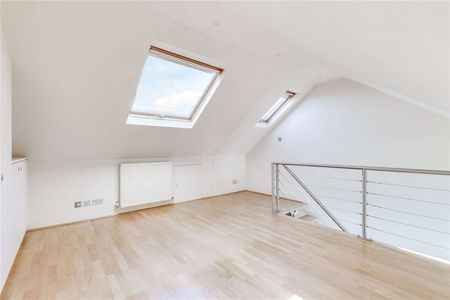 Immaculately presented two bedroom apartment with a roof terrace. - Photo 3