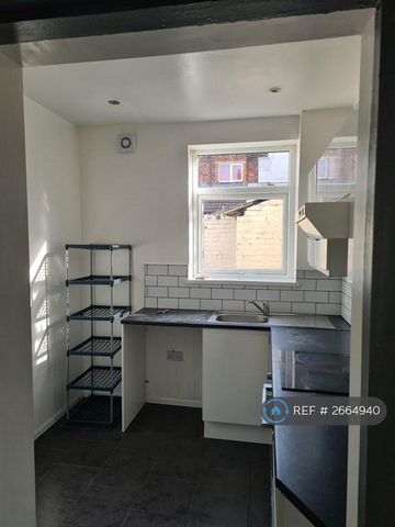 2 bedroom end of terrace house to rent - Photo 2