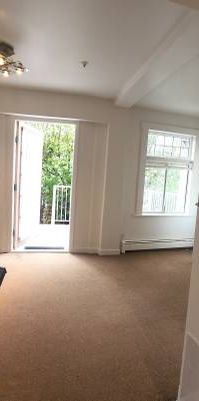 Renovated 2 Bedroom + 1 parking + private deck in KITSILANO just 5 min - Photo 1