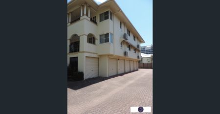 Stylish Inner-City Apartment with Dual Courtyards - Photo 2