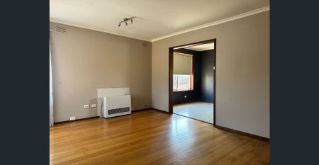 “Spacious & Convenient Family Home – Walk to School” - Photo 2