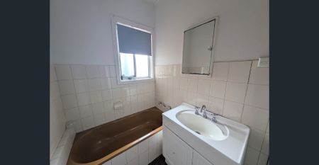 Spacious two bedroom villa, close to Broadway Shopping Village & Reservoir Train Station - Photo 3