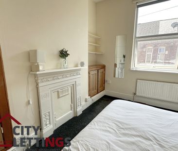 4 Bedroom Mid Terraced House - Photo 2