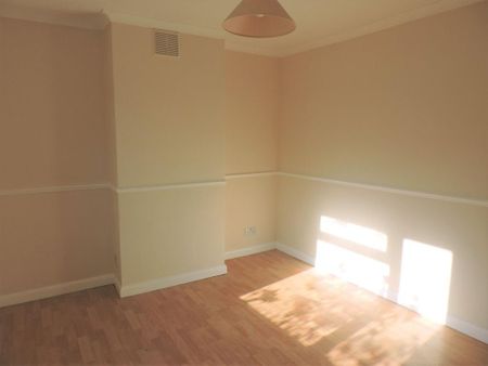 3 bedroom end of terrace house to rent - Photo 2
