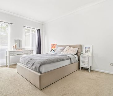 Comfortable ground floor living in a quiet street setting - Photo 6