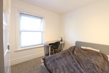 4 bedroom semi-detached house to rent - Photo 3