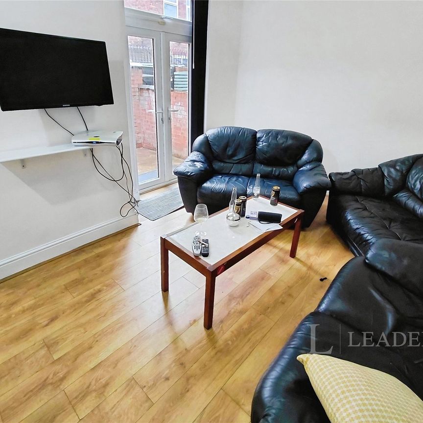 5 bedroom house to rent Ladybarn Road, M14 - Photo 1