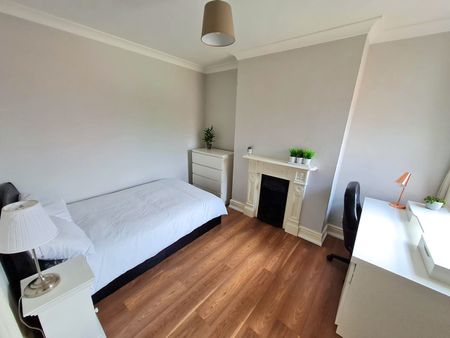 5 Bed Semi-Detached House, Devonshire Road, SO15 - Photo 3