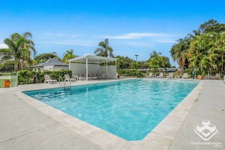 2-Bedroom Apartment with Breathtaking Gold Coast Skyline Views - Photo 2