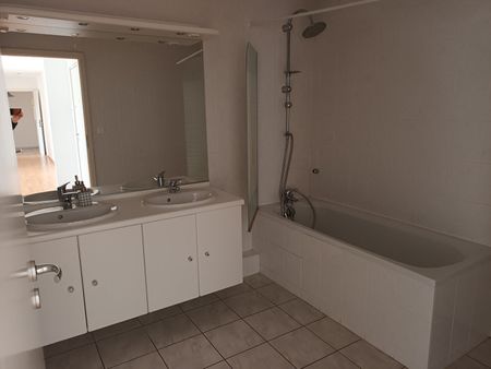 Location Appartement 3 pièces 76m² - Photo 3