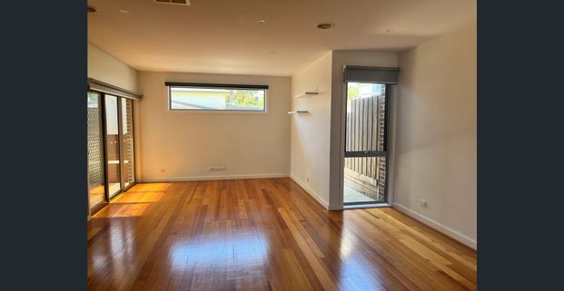 Spacious Modern Townhouse - Photo 1